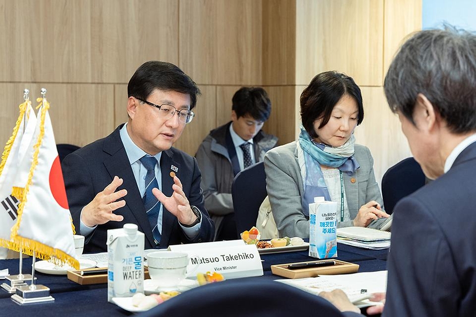 김성환 기후에너지환경부 장관이 4월 20일 전남 여수 엑스포 컨벤션센터에서 마쯔오 타케히로(Matsuo Takehiko) 일본 경제산업성 차관과 만나 에너지 안보 협력방안 논의에 앞서 기념촬영을 하고, 에너지 수입 의존도가 높은 아시아 지역의 에너지 안보와 협력방안 등을 논의하고 있다.