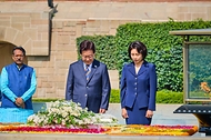 이재명 대통령과 김혜경 여사가 4월 20일(현지 시간) 인도 뉴델리 간디 추모공원에서 묵념하고 있다. 