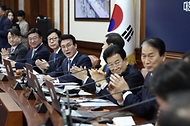 김민석 국무총리가 4월 21일 세종대로 정부서울청사에서 열린 국무회의 겸 비상경제본부회의에 참석, 모두발언을 하고 있다.