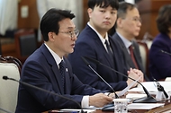 김민석 국무총리가 4월 20일 세종대로 정부서울청사에서 열린 제19차 양성평등위원회 회의를 주재하고 있다.