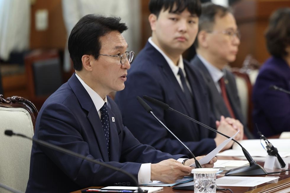 김민석 국무총리가 4월 20일 세종대로 정부서울청사에서 열린 제19차 양성평등위원회 회의를 주재하고 있다.