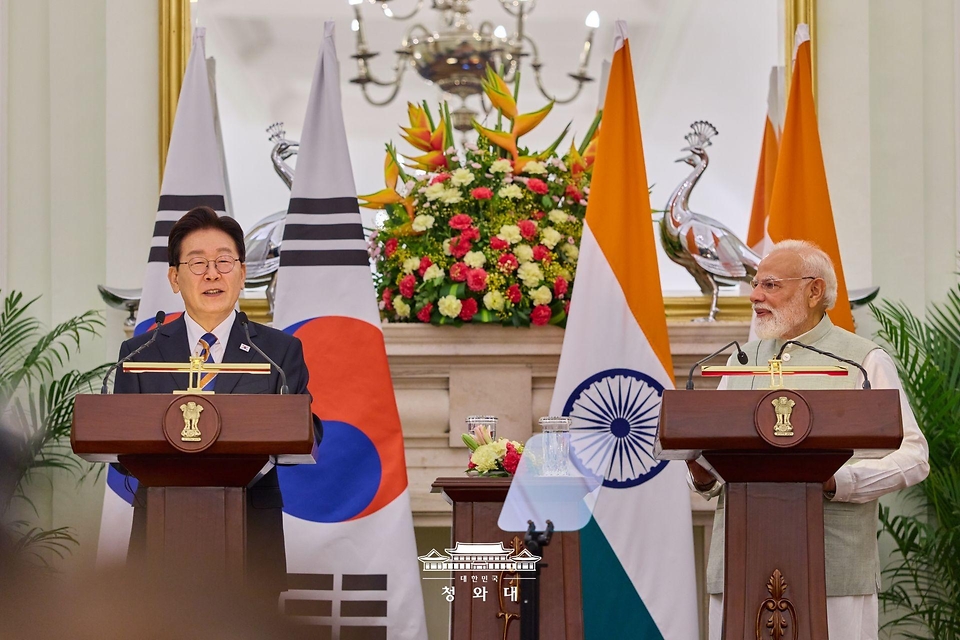 이재명 대통령이 4월 20일(현지 시간) 인도 뉴델리 영빈관에서 나렌드라 모디 인도 총리와 공동언론발표를 하고 있다.