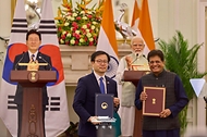 여한구 산업통상자원부 통상교섭본부장과 피유시 고얄 인도 상공부 장관이 4월 20일(현지 시간) 인도 뉴델리 영빈관에서 이재명 대통령과 나렌드라 모디 총리가 임석한 가운데 CEPA 개선협상 재개 공동선언 문건 교환 후 기념촬영을 하고 있다.