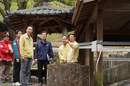박은식 산림청장이 4월 17일 충남 공주시 반포면 국유림 계곡 주변의 불법시설물 단속현장을 점검하고 있다.