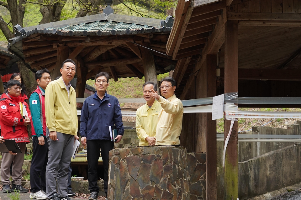 박은식 산림청장이 4월 17일 충남 공주시 반포면 국유림 계곡 주변의 불법시설물 단속현장을 점검하고 있다.