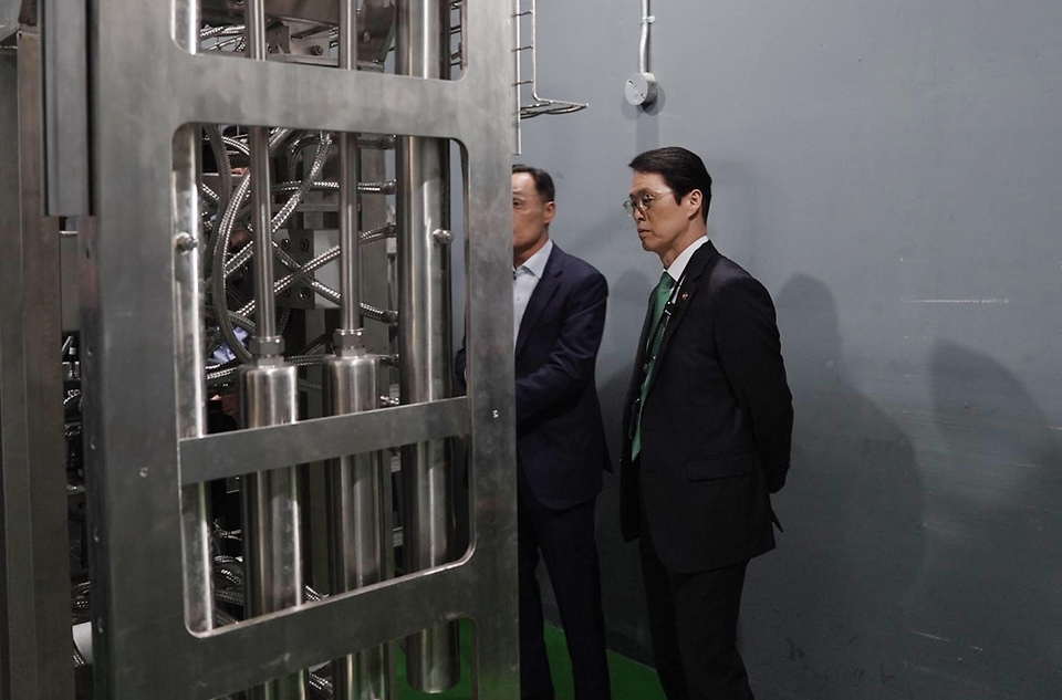최원호 원자력안전위원회 위원장이 4월 21일 충북 음성군에 위치한 전자빔 가속장치 이용시설을 방문해 방사선안전관리 실태를 점검하고 있다.