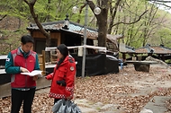 박은식 산림청장이 4월 17일 충남 공주시 반포면 국유림 계곡 주변의 불법시설물 단속현장을 점검하고 있다.