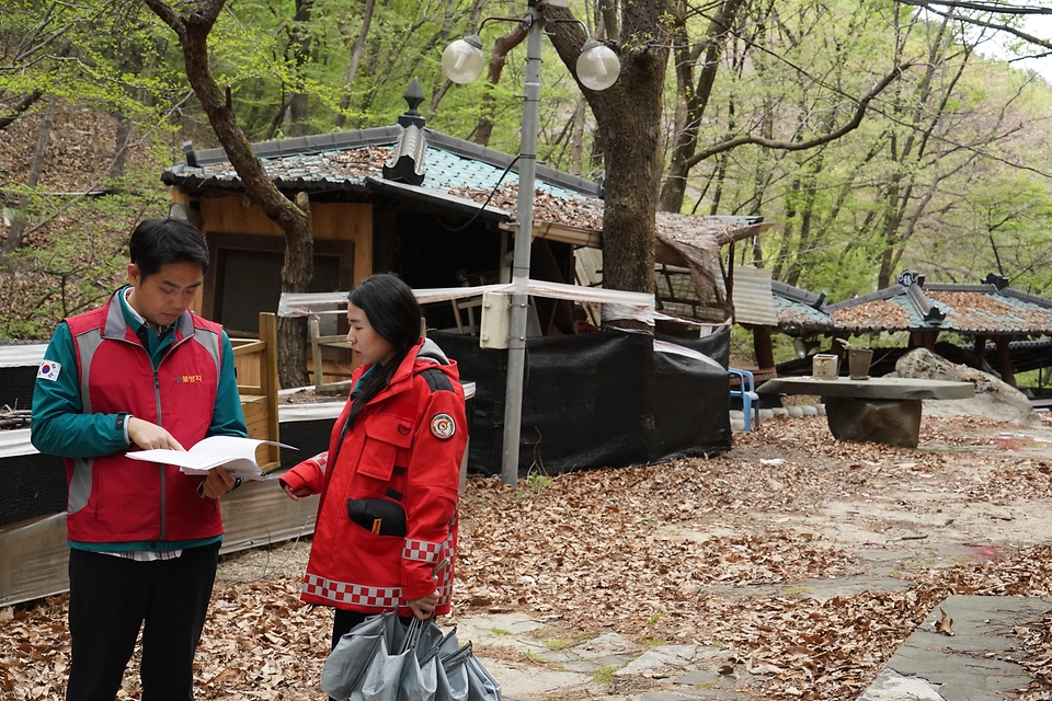 박은식 산림청장이 4월 17일 충남 공주시 반포면 국유림 계곡 주변의 불법시설물 단속현장을 점검하고 있다.