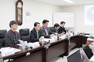 최원호 원자력안전위원회 위원장이 4월 21일 충북 음성군에 위치한 전자빔 가속장치 이용시설을 방문해 방사선안전관리 실태를 점검하고 있다.