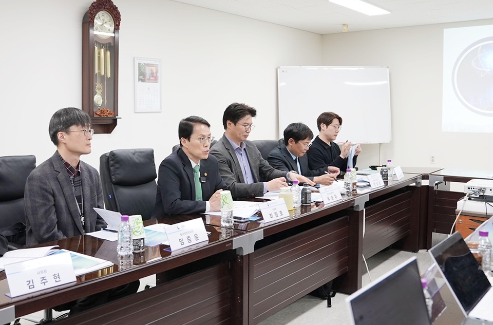 최원호 원자력안전위원회 위원장이 4월 21일 충북 음성군에 위치한 전자빔 가속장치 이용시설을 방문해 방사선안전관리 실태를 점검하고 있다.