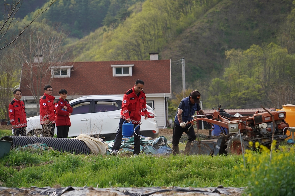 4월 18일 충남 금산군 복수면에서 산림청 직원이 산불예방 기동 단속 중 영농부산물 소각 현장을 목격하고 삽과 갈퀴로 불을 끄고 있다.