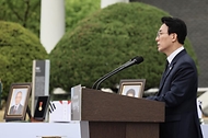 김민석 국무총리가 4월 22일 동작구 국립서울현충원에서 열린 독립유공자 이하전 지사 유해봉환식에서 참배 및 봉환사를 하고 있다.
