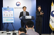 정일연 국민권익위원회 위원장이 4월 14일 서울 종로구 정부서울청사에서 중동발 유가 불안 등 민생 위기 극복을 위한 대응계획을 발표하고 있다.