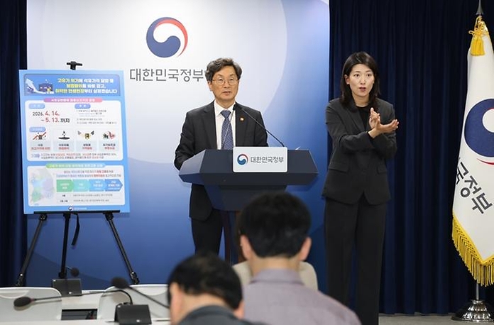 정일연 국민권익위원회 위원장이 4월 14일 서울 종로구 정부서울청사에서 중동발 유가 불안 등 민생 위기 극복을 위한 대응계획을 발표하고 있다.