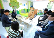 정은경 보건복지부 장관이 4월 21일 서울특별시 노원구 소재 학대피해아동쉼터를 방문해 시설 현장상황을 점검하고, 종사자들을 격려하고 있다.
