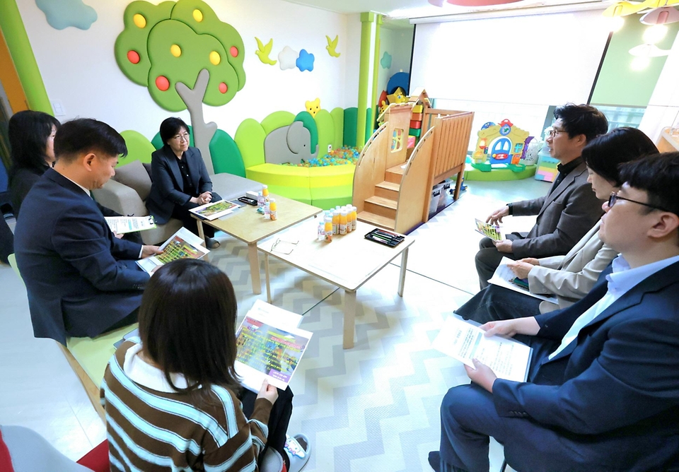 정은경 보건복지부 장관이 4월 21일 서울특별시 노원구 소재 학대피해아동쉼터를 방문해 시설 현장상황을 점검하고, 종사자들을 격려하고 있다.
