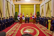 이재명 대통령과 또 럼 베트남 공산당 서기장 겸 국가주석이 4월 22일(현지 시간) 하노이 주석궁에서 공동언론발표 후 악수하고 있다.
