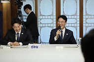 김민석 국무총리가 4월 22일 삼청동 총리서울공관에서열린 고위당정협의회에서 발언을 하고 있다.