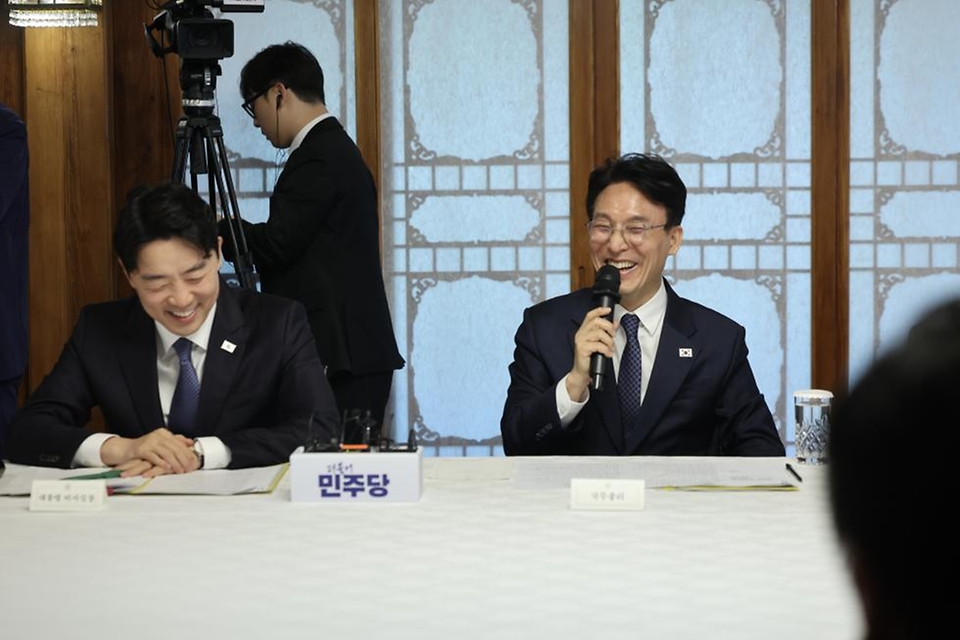 김민석 국무총리가 4월 22일 삼청동 총리서울공관에서열린 고위당정협의회에서 발언을 하고 있다.
