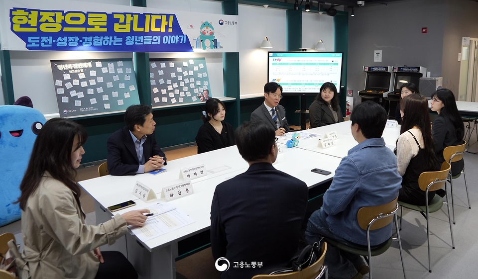 김영훈 고용노동부 장관이 4월 21일 금천구 '청년카페'(명칭: 청춘삘딩)를 방문해, 이번 추가경정예산으로 확대된 지원사업의 진행 상황을 확인하고 있다. 또한 이후 인근 치킨집에서 취업을 준비 중인 청년들과 사회 초년생들을 만나 취업 준비 과정에서의 어려움 등 현장 의견을 청취하고 있다.