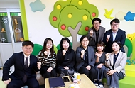 정은경 보건복지부 장관이 4월 21일 서울특별시 노원구 소재 학대피해아동쉼터를 방문해 시설 현장상황을 점검하고, 종사자들을 격려하고 있다.