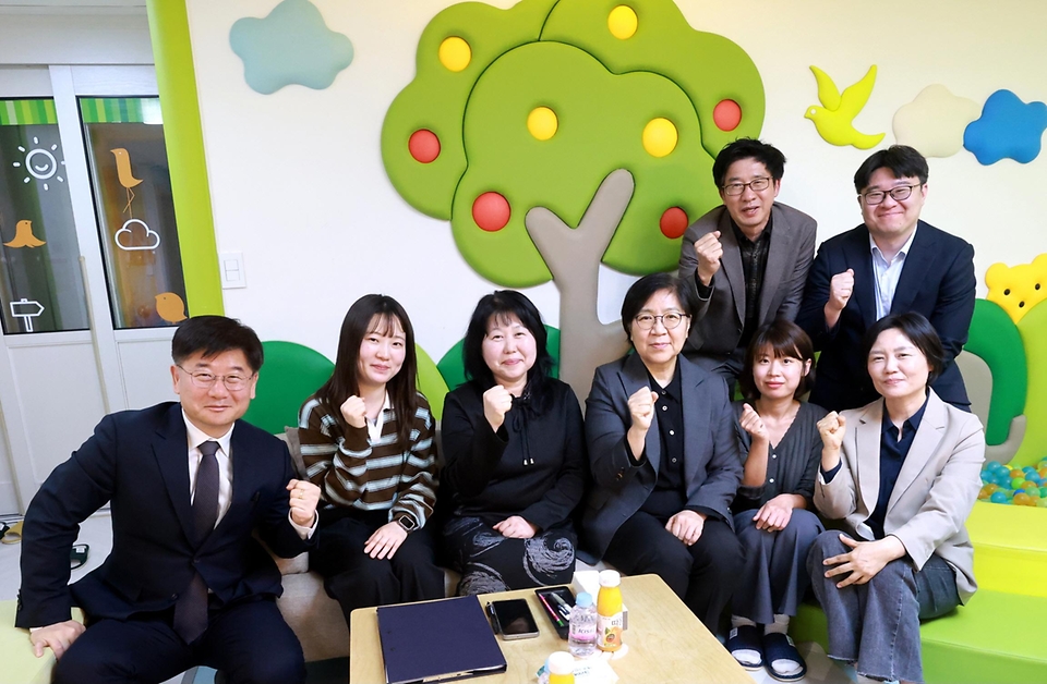 정은경 보건복지부 장관이 4월 21일 서울특별시 노원구 소재 학대피해아동쉼터를 방문해 시설 현장상황을 점검하고, 종사자들을 격려하고 있다.
