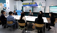 김영훈 고용노동부 장관이 4월 21일 금천구 '청년카페'(명칭: 청춘삘딩)를 방문해, 이번 추가경정예산으로 확대된 지원사업의 진행 상황을 확인하고 있다. 또한 이후 인근 치킨집에서 취업을 준비 중인 청년들과 사회 초년생들을 만나 취업 준비 과정에서의 어려움 등 현장 의견을 청취하고 있다.