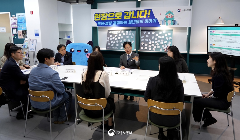 김영훈 고용노동부 장관이 4월 21일 금천구 '청년카페'(명칭: 청춘삘딩)를 방문해, 이번 추가경정예산으로 확대된 지원사업의 진행 상황을 확인하고 있다. 또한 이후 인근 치킨집에서 취업을 준비 중인 청년들과 사회 초년생들을 만나 취업 준비 과정에서의 어려움 등 현장 의견을 청취하고 있다.