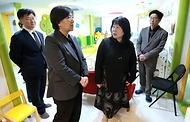 정은경 보건복지부 장관이 4월 21일 서울특별시 노원구 소재 학대피해아동쉼터를 방문해 시설 현장상황을 점검하고, 종사자들을 격려하고 있다.