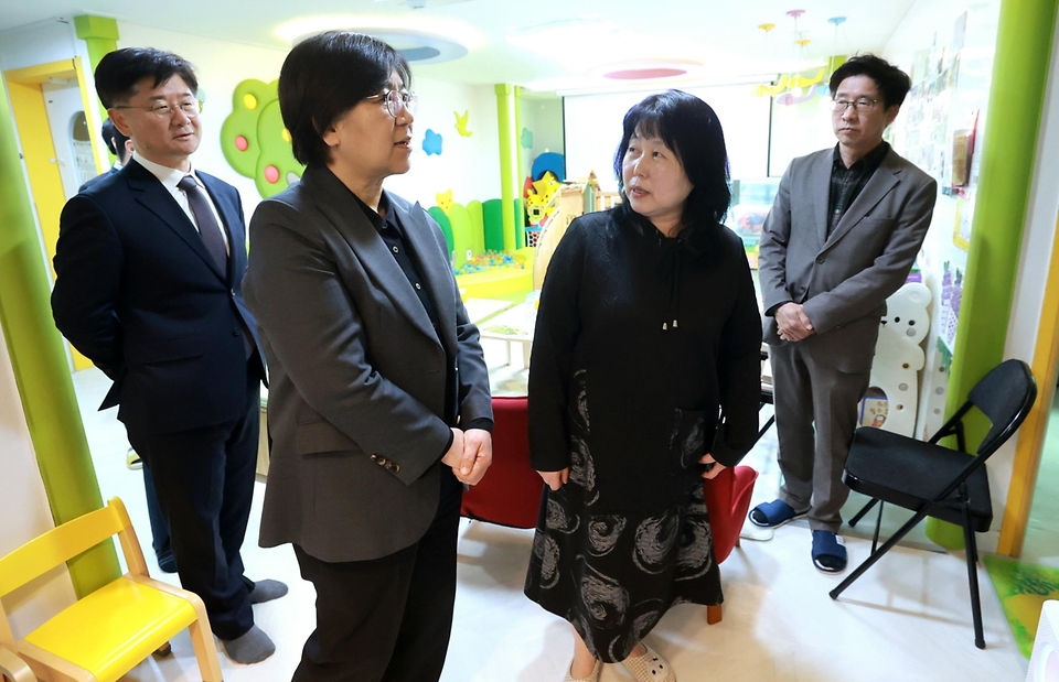 정은경 보건복지부 장관이 4월 21일 서울특별시 노원구 소재 학대피해아동쉼터를 방문해 시설 현장상황을 점검하고, 종사자들을 격려하고 있다.
