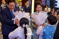 베트남을 국빈 방문 중인 이재명 대통령과 김혜경 여사가 4월 22일(현지 시간) 하노이 한 호텔에서 열린 동포 오찬 간담회에서 화동들에게 꽃다발을 받고 있다.