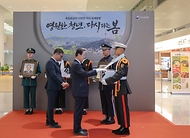 권오을 국가보훈부 장관이 4월 21일 인천국제공항 제2터미널에서 열린 마지막 국외 거주 독립유공자 고(故) 이하전 지사 영현 영접식에 참석해 고(故) 이하전 지사와 배우자 고(故) 고인숙 여사의 영현을 영접하고 있다.