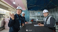 김영훈 고용노동부 장관이 4월 16일 서울특별시 종로구에 위치한 소규모 건설현장을 찾아 '안전한 일터 지킴이'와 함께 합동 안전점검을 실시하고 있다.