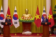 이재명 대통령이 4월 22일(현지 시간) 베트남 하노이 주석궁에서 열린 또 럼 서기장 겸 국가주석과의 공동언론발표에서 발언하고 있다.