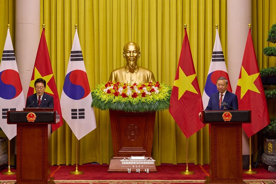 이재명 대통령이 4월 22일(현지 시간) 베트남 하노이 주석궁에서 열린 또 럼 서기장 겸 국가주석과의 공동언론발표에서 발언하고 있다.