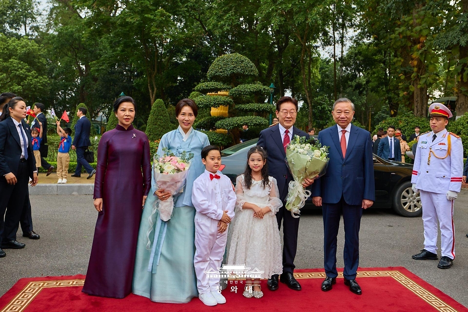 베트남을 국빈 방문한 이재명 대통령과 김혜경 여사가 4월 22일(현지 시간) 하노이 주석궁에서 열린 공식환영식에서 또 럼 공산당 서기장 겸 국가주석과 배우자 응오 프엉 리 여사와 기념촬영을 하고 있다.
