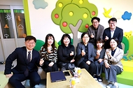 정은경 보건복지부 장관이 4월 21일 서울특별시 노원구 소재 학대피해아동쉼터를 방문해 시설 현장상황을 점검하고, 종사자들을 격려하고 있다.