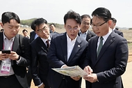 김민석 국무총리가 4월 22일 경기도 화성시 시화지구 태양광 보급 현장을 시찰하고, 간담회를 주재하고 있다.