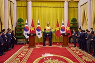 이재명 대통령과 또 럼 베트남 공산당 서기장 겸 국가주석이 4월 22일(현지 시간) 하노이 주석궁에서 공동언론발표 후 악수하고 있다.