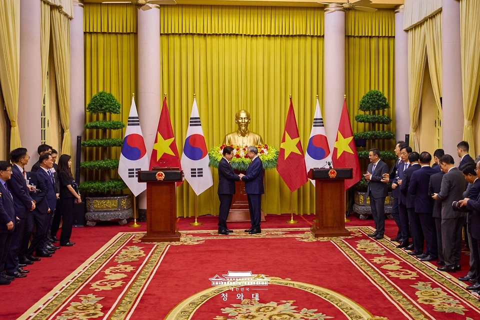 이재명 대통령과 또 럼 베트남 공산당 서기장 겸 국가주석이 4월 22일(현지 시간) 하노이 주석궁에서 공동언론발표 후 악수하고 있다.