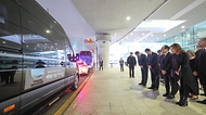 권오을 국가보훈부 장관이 4월 21일 인천국제공항 제2터미널에서 열린 마지막 국외 거주 독립유공자 고(故) 이하전 지사 영현 영접식에 참석해 고(故) 이하전 지사와 배우자 고(故) 고인숙 여사의 영현을 영접하고 있다.