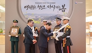 권오을 국가보훈부 장관이 4월 21일 인천국제공항 제2터미널에서 열린 마지막 국외 거주 독립유공자 고(故) 이하전 지사 영현 영접식에 참석해 고(故) 이하전 지사와 배우자 고(故) 고인숙 여사의 영현을 영접하고 있다.