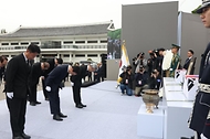 김민석 국무총리가 4월 22일 동작구 국립서울현충원에서 열린 독립유공자 이하전 지사 유해봉환식에서 참배 및 봉환사를 하고 있다.