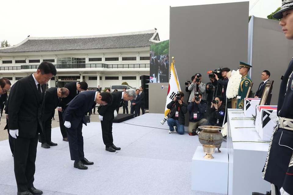 김민석 국무총리가 4월 22일 동작구 국립서울현충원에서 열린 독립유공자 이하전 지사 유해봉환식에서 참배 및 봉환사를 하고 있다.