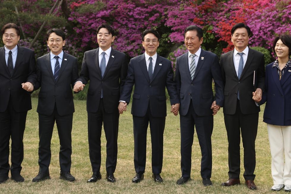 김민석 국무총리가 4월 22일 삼청동 총리서울공관에서열린 고위당정협의회에서 발언을 하고 있다.