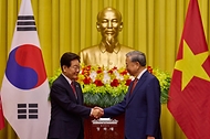 이재명 대통령과 또 럼 베트남 공산당 서기장 겸 국가주석이 4월 22일(현지 시간) 하노이 주석궁에서 공동언론발표 후 악수하고 있다.
