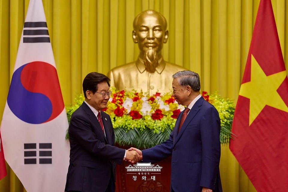이재명 대통령과 또 럼 베트남 공산당 서기장 겸 국가주석이 4월 22일(현지 시간) 하노이 주석궁에서 공동언론발표 후 악수하고 있다.