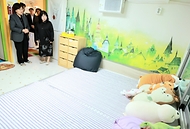 정은경 보건복지부 장관이 4월 21일 서울특별시 노원구 소재 학대피해아동쉼터를 방문해 시설 현장상황을 점검하고, 종사자들을 격려하고 있다.