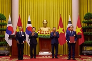 황기연 한국수출입은행 은행장과 레 응옥 썬 베트남 국가산업에너지공사(PVN) 회장이 4월 22일(현지 시간) 하노이 주석궁에서 이재명 대통령과 또 럼 공산당 서기장 겸 국가주석이 임석한 가운데 원전 프로젝트 금융 협력 가능성 검토 양해각서(MOU) 교환 후 기념촬영을 하고 있다.