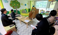 정은경 보건복지부 장관이 4월 21일 서울특별시 노원구 소재 학대피해아동쉼터를 방문해 시설 현장상황을 점검하고, 종사자들을 격려하고 있다.
